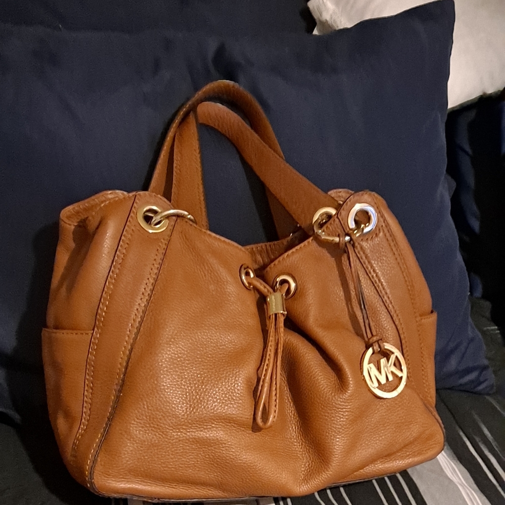 MICHAEL KORS PEBBLE LEATHER LUDLOW SHOULDER BAG